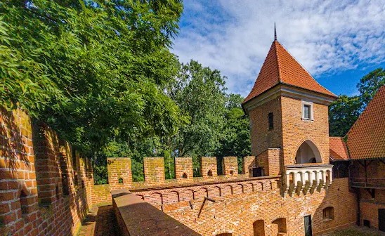 Wędrujemy po ojczystej naszej ziemi, by ją zwiedzić wzdłuż i wszerz.3.10.2025